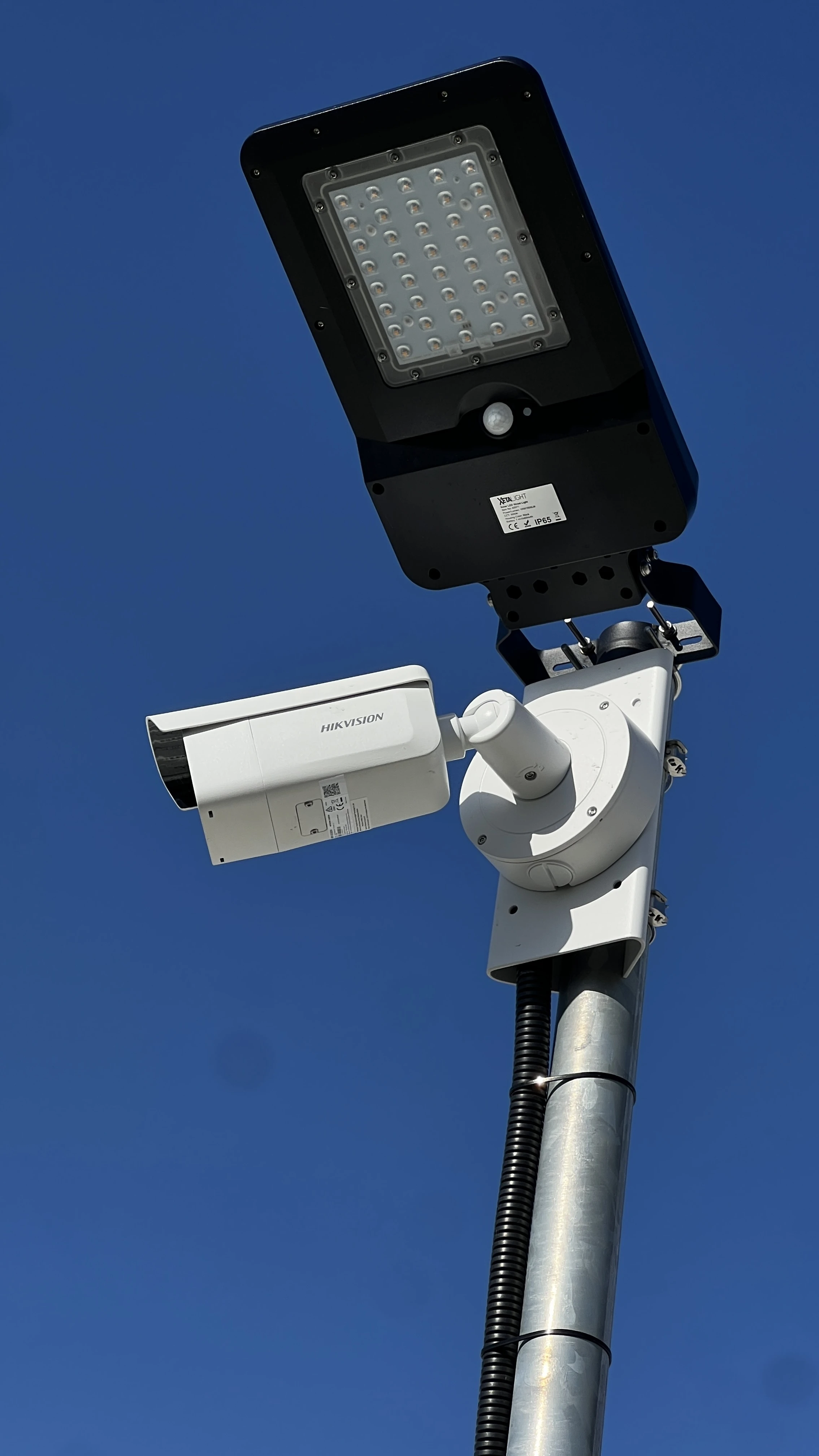 caméra avec detection infrarouge et projecteur autonome