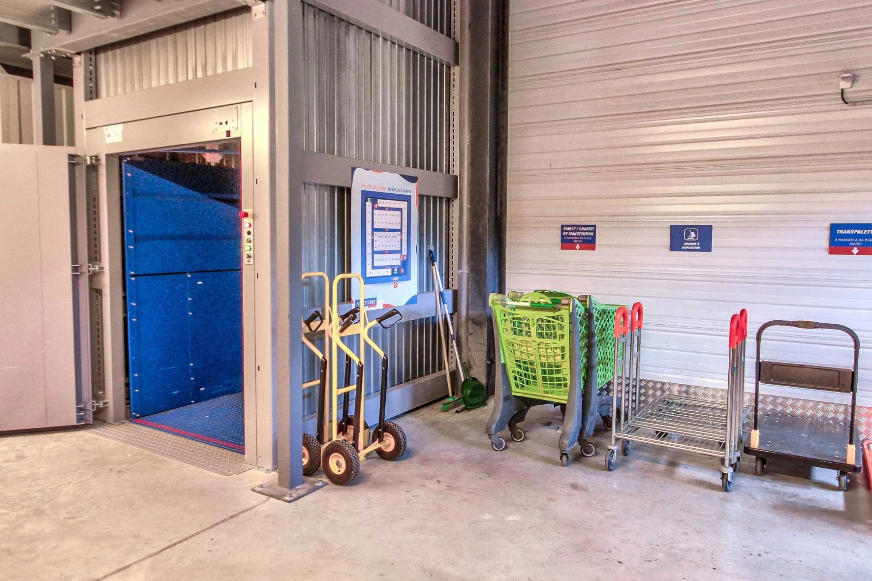 monte charge et charriots à disposition chez mondialbox quimper